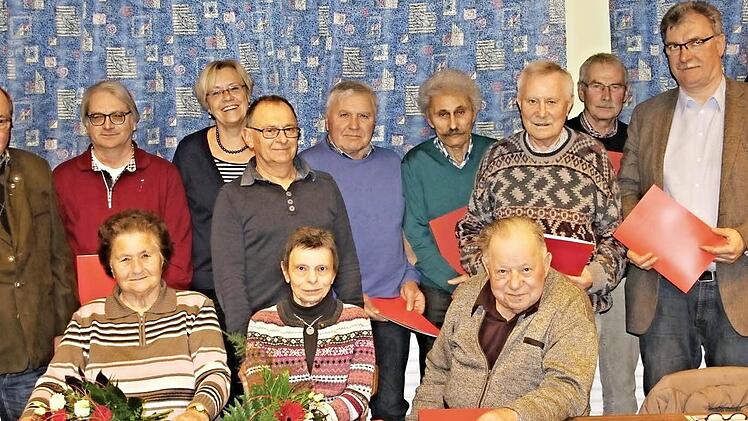 Zahlreiche Ehrungen gab es bei der Jahresversammlung des SPD-Ortsvereins Memmelsdorf. Vorne von links: Erna Humann, Barbara Koch und das neu ernannte Ehrenmitglied Günter Jakelski. Hinten von links: Dieter Schwierzke, Herbert Heubisch, Susanne Kastner, Manfred Michel, Helmut Eller, Günter Müller, Herbert Aßfalg, Oswald Frembs, Helmut Dietz und Klaus Absmann.  Foto: Helmut Will
