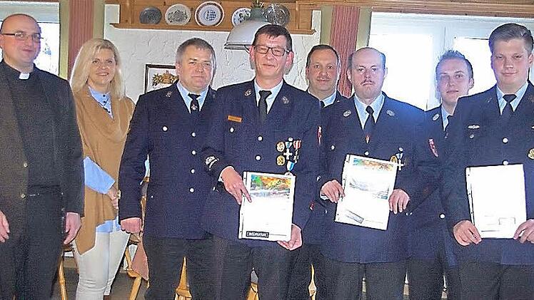 Die Feuerwehr Wilhelmsthal mit ihrem Vorsitzenden und Kommandanten, Kreisbrandmeister Frank Fischer (Vierter von rechts), ehrte langj&auml;hrige Aktive und gratulierte den Absolventen der Lehrg&auml;nge.  Foto: Heike Sch&uuml;lein