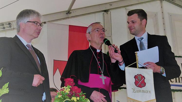 Moderator Andi Ebert (r.) interviewt Erzbischof Ludwig Schick. Foto: Marion Krüger-Hundrup