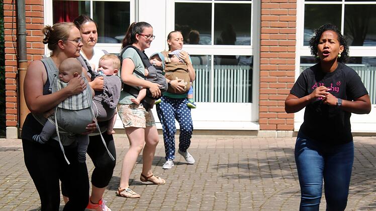 Der erste Familienstützpunkt im Landkreis Coburg wurde am Familienzentrum in Neustadt bei Coburg eröffnet, auch mit einer Tanzgruppe. Foto: Bettina Knauth
