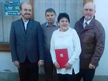 Geehrt wurde beim SPD-Ortsverein Thonberg Erika Schramm. Im Bild (von links) Kreis-Vorsitzender Ralf Pohl, Vorsitzender Herbert Michalek, Erika Schramm und Bürgermeister Egon Herrmann. Foto: Karl Fößel