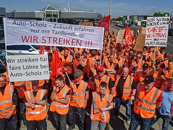 Etwa 100 Mitarbeiter des Mercedes-Händlers Auto Scholz streiken für die Fortführung des  aufgekündigten Tarifvertrags. Ronald Rinklef