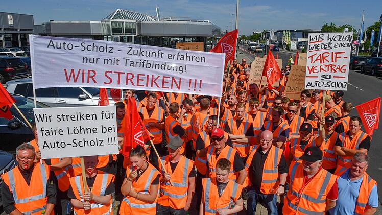 Etwa 100 Mitarbeiter des Mercedes-Händlers Auto Scholz streiken für die Fortführung des  aufgekündigten Tarifvertrags. Ronald Rinklef