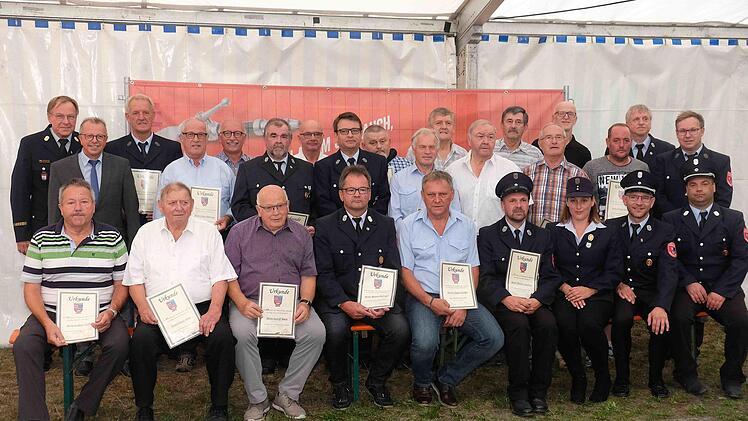 Groß war die Anzahl der Geehrten, die dem Feuerwehrverein Obererthal die Treue halten, darunter auch die Mitglieder Erwin Blum und Rudolf Brust (vordere Reihe 2. und 3. von links), die seit 60 Jahren dem Feuerwehrverein angehören.
