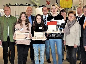 Die drei Bestplatzierten des Kreativ-Wettbewerbes: (Mitte, von links) Leonie Parzefall, Annalena Zeitz und Pascal Kober  Foto: Reißaus