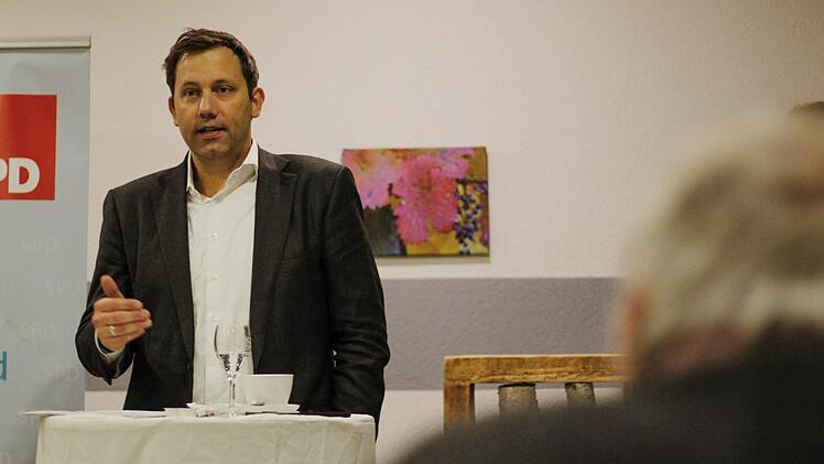Lars Klingbeil tourt derzeit für verschiedene Wahlkampfveranstaltungen durchs Land. Am Mittwochabend machte er in Zeil Halt. Foto: Teresa Hirschberg