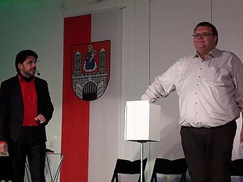 Christoph Kuch hat sich Leute aus dem Publikum auf die Bühne geholt. Da musste auch der 2. Bürgermeister Andreas Trägner ran.  Foto: Hartmut Hessel