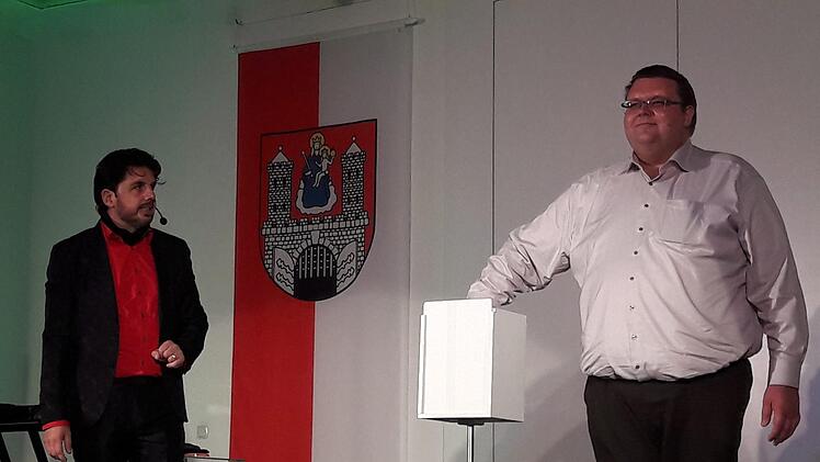 Christoph Kuch hat sich Leute aus dem Publikum auf die Bühne geholt. Da musste auch der 2. Bürgermeister Andreas Trägner ran.  Foto: Hartmut Hessel