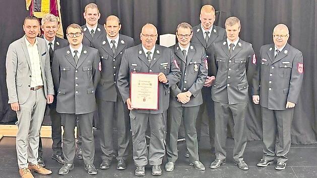 Ehrung bei der Feuerwehr Baunach: Elmar Gruß (Mitte) ist nun Ehrenkommandant.