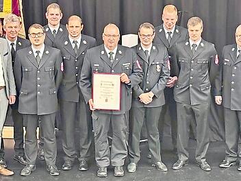 Ehrung bei der Feuerwehr Baunach: Elmar Gruß (Mitte) ist nun Ehrenkommandant.