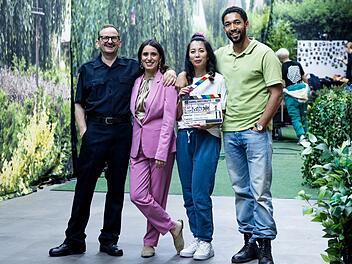 Der Hauptcast der "Doppelhaush&auml;lfte" bietet w&auml;hrend der Dreharbeiten zu Staffel f&uuml;nf einen Blick hinter die Kulissen der Serienproduktion, von links: Milan Peschel als Andi Knuppe, Maryam Zaree als Mari Sawadi, Minh-Khai Phan-Thi als Tracy Knuppe, Benito Bause als Theo Kr&ouml;ger.