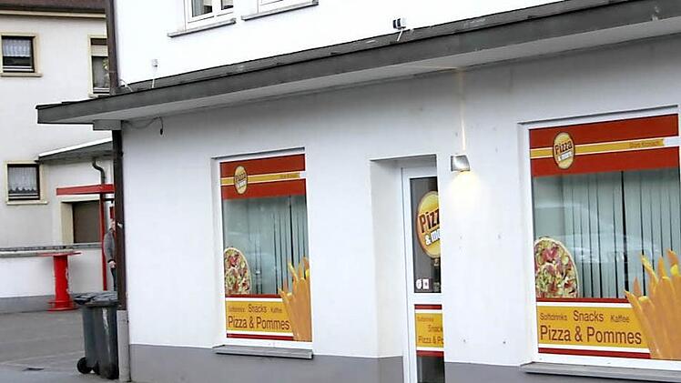 Der Stein des Anstoßes: Ein Pizza-Außenautomat (links im Hof) sorgte für den ersten Ärger. Der geplante Umzug in den Innenbereich des Nebengebäudes - der das Problem eigentlich entschärfen soll - weckt in der Nachbarschaft neue Kritik. Foto: Marco Meißner