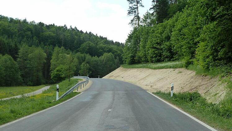 Noch tut sich nichts an der Staatsstraße 2247. Vor und nach dem neuen Straßenabschnitt ärgern sich Autofahrer noch immer über die Buckelpiste. Foto: Sabine Meissner