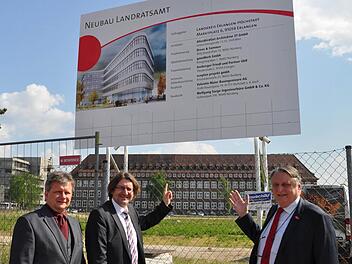Seit Neustem informiert eine Tafel am Grundstück über den geplanten Neubau. Im Bild (v.l.): Norbert Walter, Sachgebietsleiter Verwaltung und Technik, Kreisbaumeister Thomas Lux und Landrat Irlinger Foto: H. Reuter