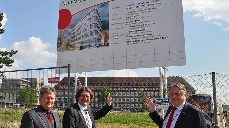 Seit Neustem informiert eine Tafel am Grundstück über den geplanten Neubau. Im Bild (v.l.): Norbert Walter, Sachgebietsleiter Verwaltung und Technik, Kreisbaumeister Thomas Lux und Landrat Irlinger Foto: H. Reuter