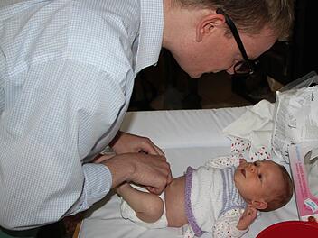 Da muss der junge Vater durch: Christoph Hartmann sorgt vom ersten Tag für Tochter Helene. Fotos: Ulrike Müller