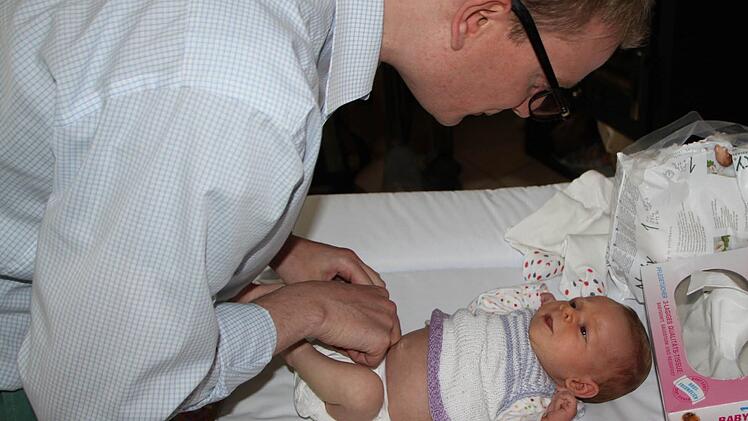 Da muss der junge Vater durch: Christoph Hartmann sorgt vom ersten Tag für Tochter Helene. Fotos: Ulrike Müller