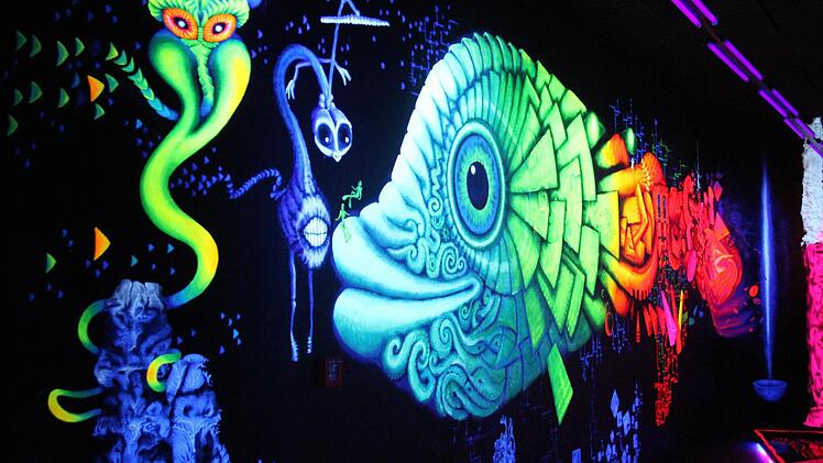 Außerirdische Wesen, Monsterchen, Fische wie von einem anderen Stern... all das gibt es in der Schwarzlichtfabrik zu bestaunen.  Fotos: Diana Fuchs