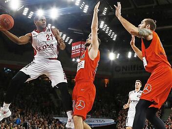 Für Darius Miller (l.) ist der Weg zum Korb versperrt. Die Ulmer Taylor Braun (M.) und Tim Ohlbrecht stellen sich dem Bamberger in den Weg. Fotos: Daniel Löb