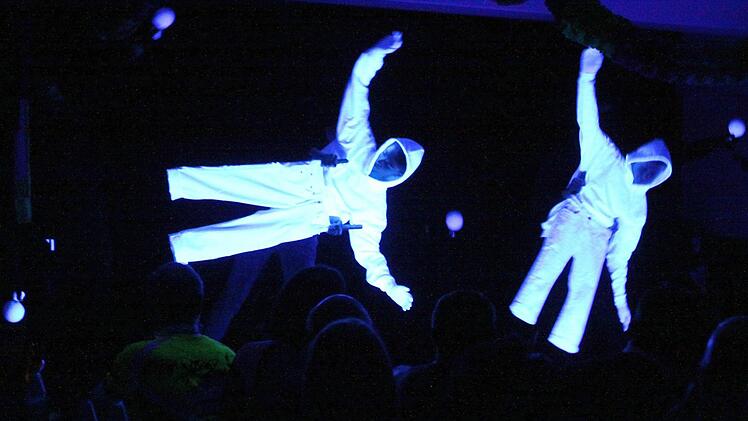 Ich heb ab bei der Schwarzlichshow. Foto: Thomas Dill