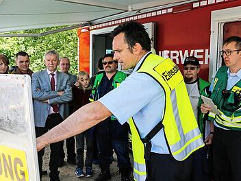 Einsatzbesprechung mit KBI Thomas Renner am Abrollcontainer Besprechung, der sogar mit Vordach ausgestattet ist. Alle Fotos: Matthias Hoch