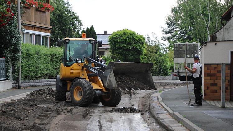 Die Brückenstraße in Gremsdorf ist bereits komplett abgefräst.  Foto: Christian Bauriedel