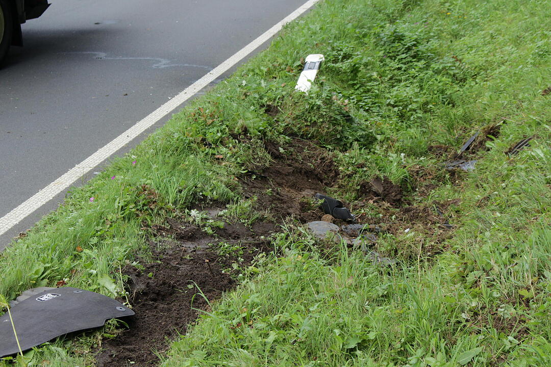 Spektakulärer Unfall bei Pottenstein: Pkw überschlägt sich und landet auf Dach