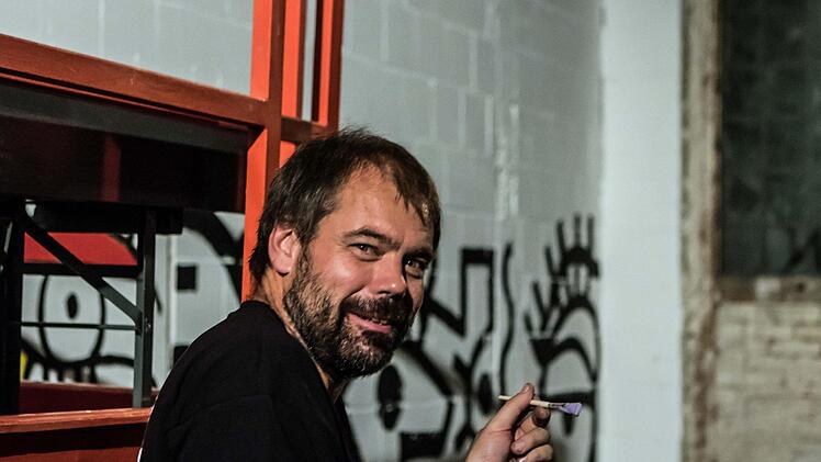 Der New Yorker Pop-Art-Künstler Billy The Artist lockte zahlreiche Besucher in die alte Pakethalle in Coburg. Foto: Jochen Berger