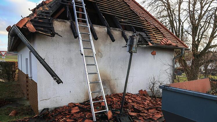 Im Kreis Bamberg stand am Dienstagnachmittag das Dach der Aussegnungshalle des Friedhofs in Kirchschletten in Flammen. Foto: News5/Merzbach