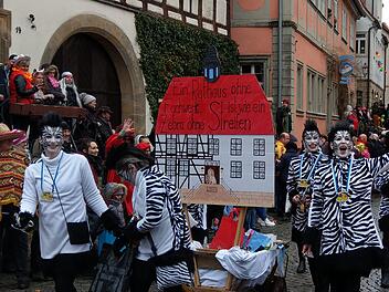 Die "Frauendiskussionsgruppe" sagt, wie es ist: "Ein Rathaus ohne Fachwerk ist wie ein Zebra ohne Streifen." Foto: Simone Bastian