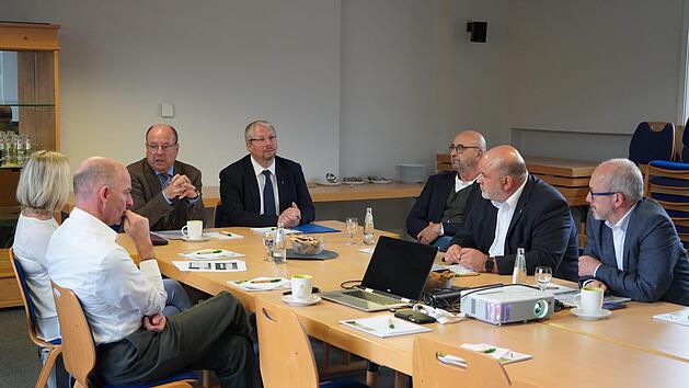 Hartmut Rei&szlig;e, Gesch&auml;ftsf&uuml;hrer des Hessischen Tourismusverbandes, (3.v.l.) erl&auml;uterte gemeinsam mit Yvonne Heider (links) die Entwicklung der touristischen Destination Rh&ouml;n.Kathrin Kupka-Hahn