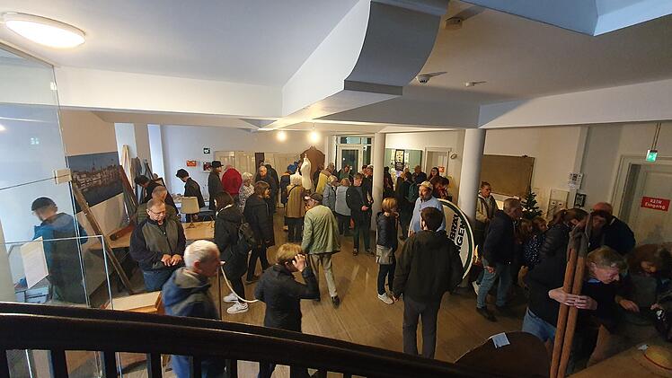 Kitzingen: Mehr als 100 Besucher bei Kuriositätenflohmarkt des Stadtarchivs