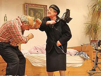 Oma Bücheler (Monika Adler) schlägt mit der Handtasche nach Opa Brunnerschön (Peter Brunner). Fotos: Gerd Schaar