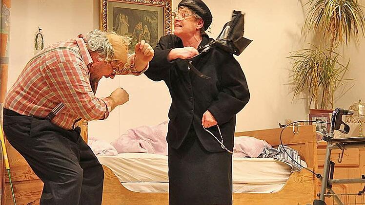 Oma Bücheler (Monika Adler) schlägt mit der Handtasche nach Opa Brunnerschön (Peter Brunner). Fotos: Gerd Schaar