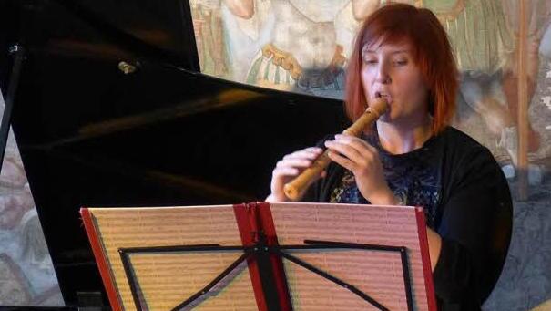 Carolina Hausen beherrscht die hohe Kunst der Blockflöte und entlockt ihrem Instrument ganz wunderbare Töne. Ursprünglich in der alten Musik zu Hause, trat sie auch wiederholt mit Mitgliedern der Bamberger Symphoniker auf.