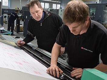 Die Wahlunterlagen müssen absolut fehlerfrei sein. Gerhard Appel und Andy Kreul kontrollieren hier den Wegweiser für die Briefwahl. Fotos: Ronald Rinklef