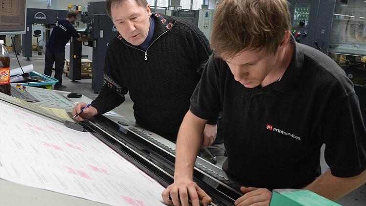Die Wahlunterlagen müssen absolut fehlerfrei sein. Gerhard Appel und Andy Kreul kontrollieren hier den Wegweiser für die Briefwahl. Fotos: Ronald Rinklef