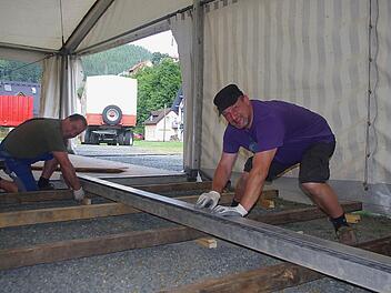 Ebertsch und Michael Weiß bauen den Boden der Bar auf.  Foto: Heike Schülein