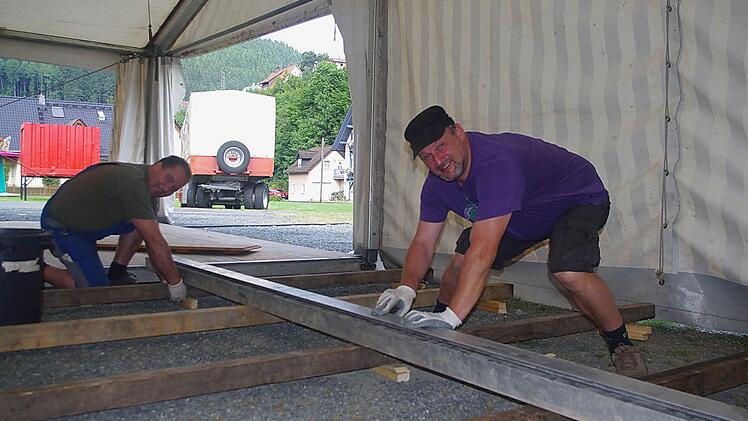 Ebertsch und Michael Weiß bauen den Boden der Bar auf.  Foto: Heike Schülein