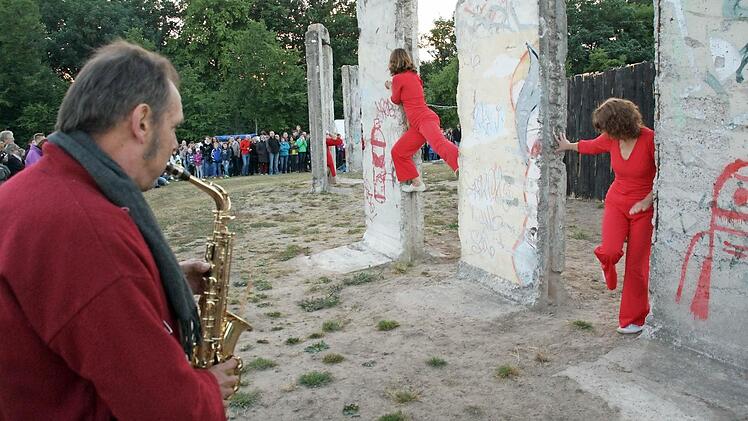 Die Mauer wird erklommen - Performance mit Musik am Weißen Turm Foto: Paul Ziegler