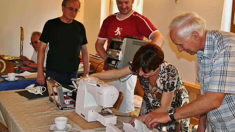 Während Hannelore Rundell die reparierte Nähmaschine ausprobiert, bringt Tim Schneiker dem Repair Café eine defekte Stereoanlage.