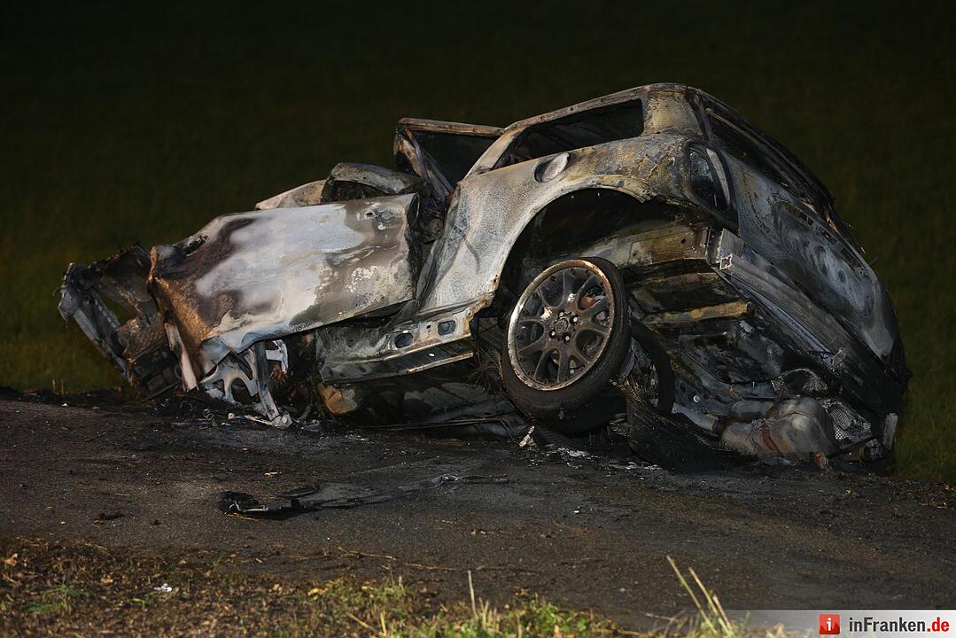 Schrecklicher Unfall am Sonntagmorgen im Kreis Lichtenfels: Zwei junge Maenner verbrennen in Unfallwrack bei Burgkunstadt