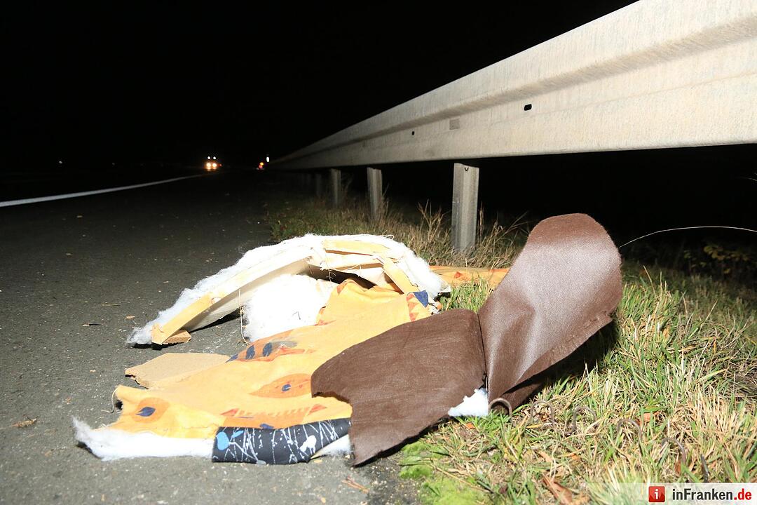 Sessel auf A73 sorgt für Unfall