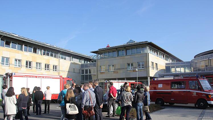 Gegen 8 Uhr mussten die Mitarbeiter der Kronacher Sparkassenhauptstelle ihre Arbeitsplätze verlassen. Die Feuerwehr übernahm die Szenerie. Foto: Andreas Schmitt