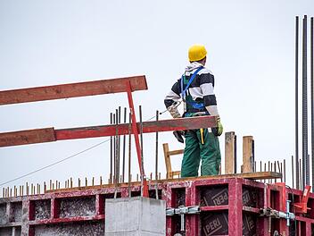In der GroKo ist ein Streit ums Baukindergeld entfacht: Innenminister Seeehofer will mehr Geld f&uuml;r die F&ouml;rderma&szlig;nahme, die SPD wirft ihm "Foulspiel" vor. Symbolfoto: Alexander Heinl/dpa