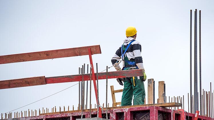 In der GroKo ist ein Streit ums Baukindergeld entfacht: Innenminister Seeehofer will mehr Geld f&uuml;r die F&ouml;rderma&szlig;nahme, die SPD wirft ihm "Foulspiel" vor. Symbolfoto: Alexander Heinl/dpa