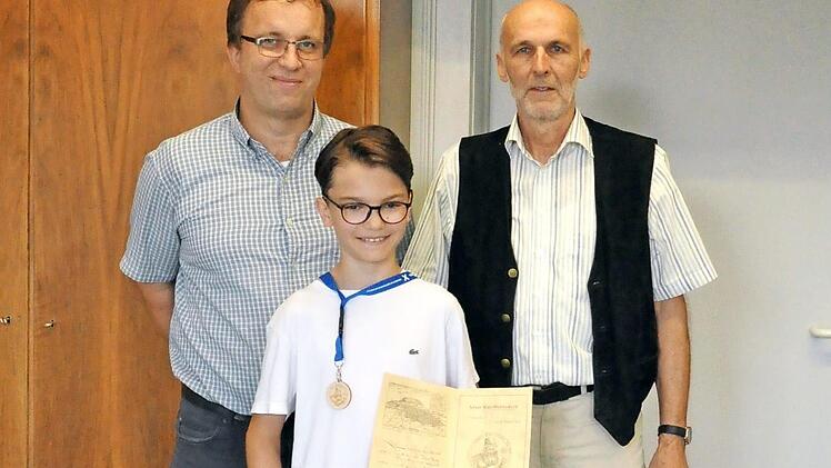 Tizian Wagner (Mitte) zeigt stolz seine Urkunde. Foto: MGL