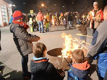 Viel Spaß gab es anschließend am Feuerwehrhaus beim Stockbrot-Backen am offenen Feuer, das auch eine Belohnung für den Fußmarsch war. Fotos: Karl-Heinz Hofmann