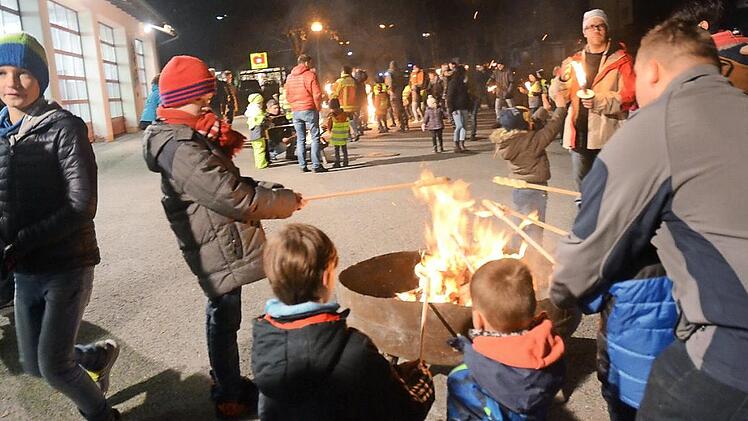 Viel Spaß gab es anschließend am Feuerwehrhaus beim Stockbrot-Backen am offenen Feuer, das auch eine Belohnung für den Fußmarsch war. Fotos: Karl-Heinz Hofmann