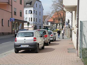 Noch illegal - aber demnächst werden für diese auf dem Gehweg parkenden Autos in der Großen Bauerngasse Stellplatze aufgemalt.  Fotos: Andreas Dorsch